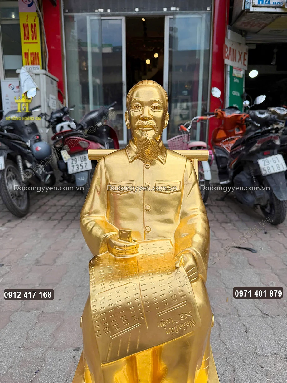 Gương mặt tr&ograve;n đầy ph&uacute;c hậu của B&aacute;c được chạm khắc sắc n&eacute;t